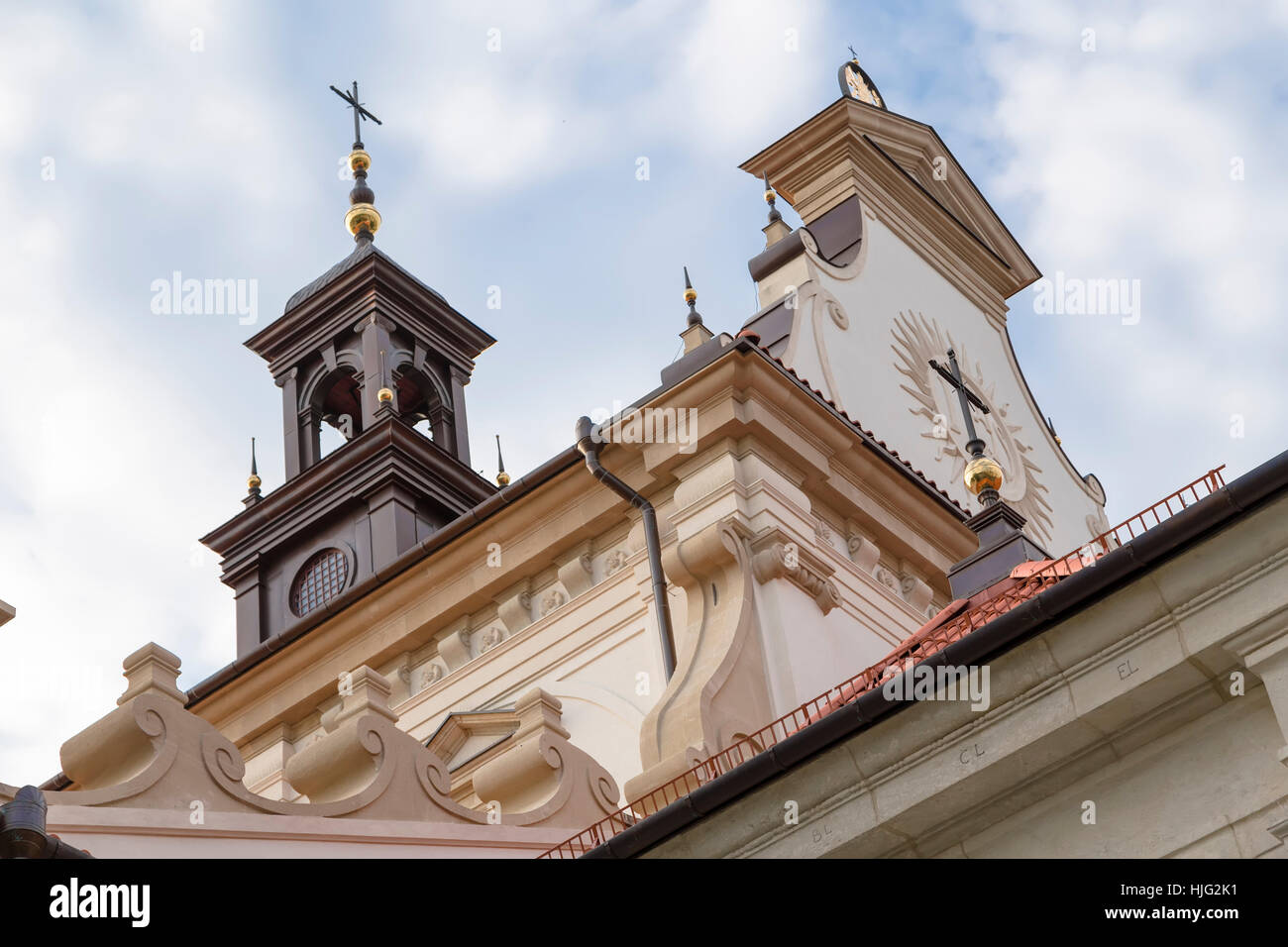 Croix sur le toit d'une cathédrale catholique. Zamosc. Pologne Banque D'Images