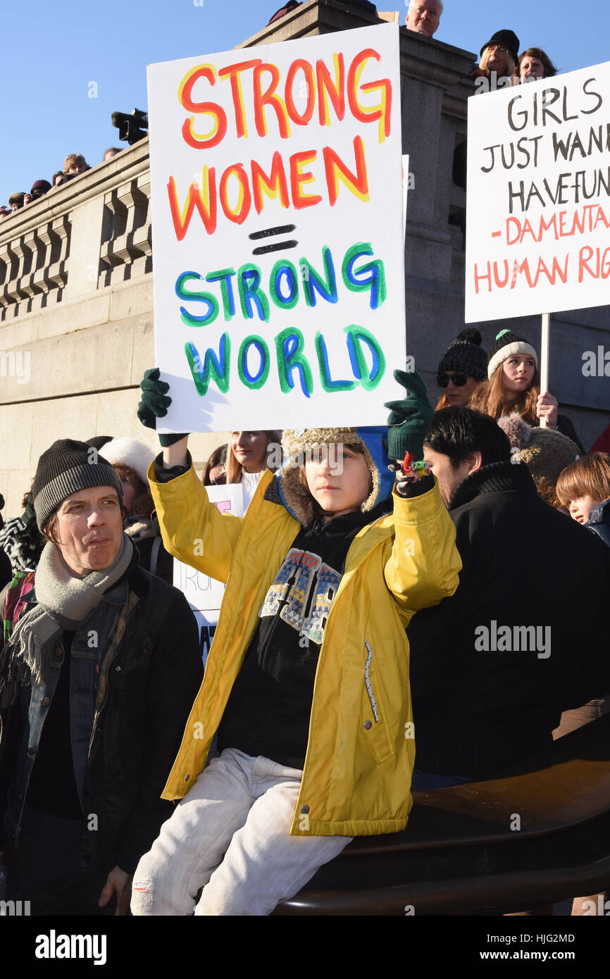 Marche des femmes.Enfant tenant une pancarte qui lu'Strong femme,la force du monde',Trafalgar Square, London.UK Banque D'Images