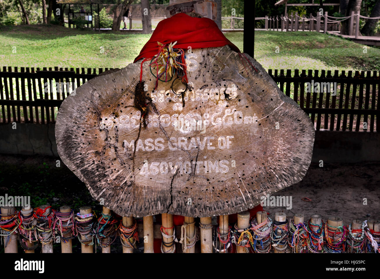 Charnier de l'victums Site Memorial - The Killing Fields - Musée de Choeung Ek Cambodge ( fosse commune des victimes de Pol Pot - Khmers rouges à partir de 1963 - 1997. Phnom Penh Cambodge ) Banque D'Images Charnier de l'victums Site Memorial - The Killing Fields - Musée de Choeung Ek Cambodge ( fosse commune des victimes de Pol Pot - Khmers rouges à partir de 1963 - 1997. Phnom Penh Cambodge ) Banque D'Images