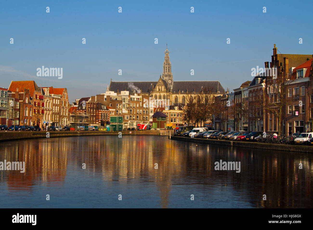 La charmante ville médiévale de Haarlem en Hollande du Nord avec la cathédrale Saint-Bavon, vu de la rivière Spaarne congelé Banque D'Images