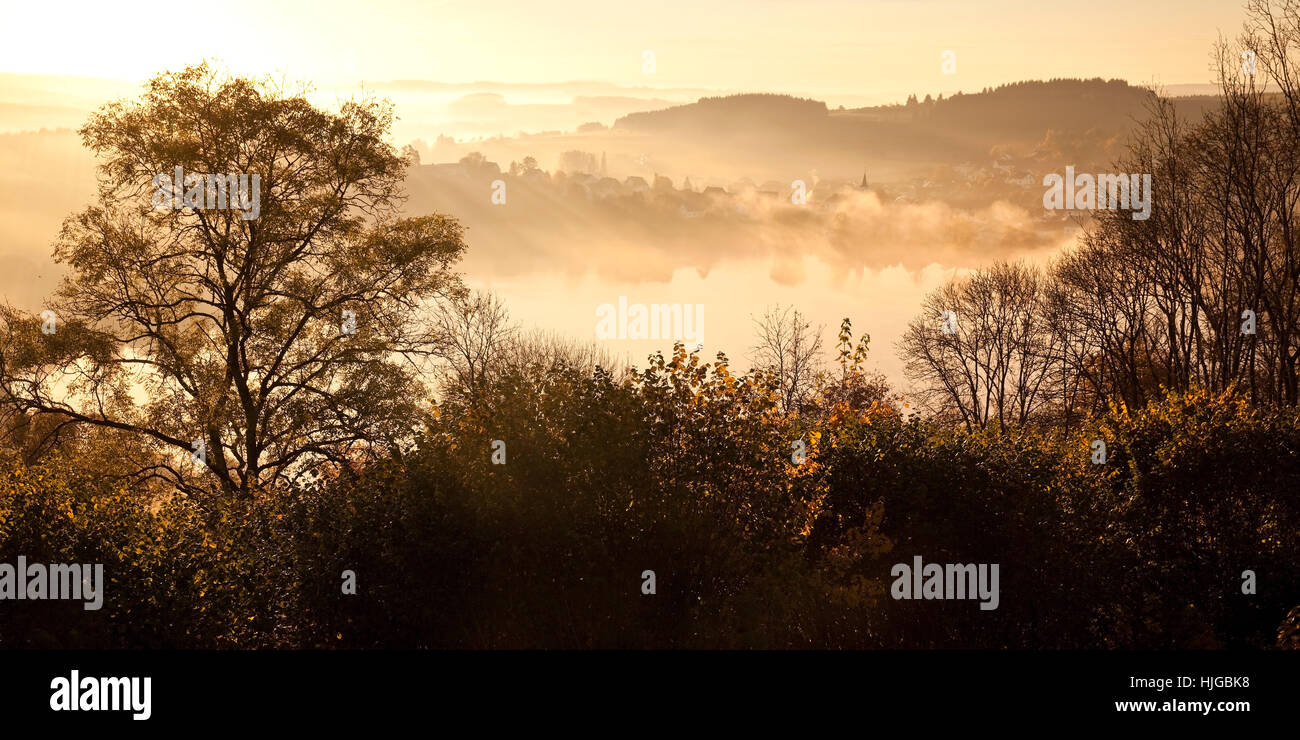 Forêt d'automne et le lac Schalkenmehrener Maar, au lever du soleil, Schalkenmehren, Daun Vulkaneifel, Eifel, Rhénanie-Palatinat Banque D'Images