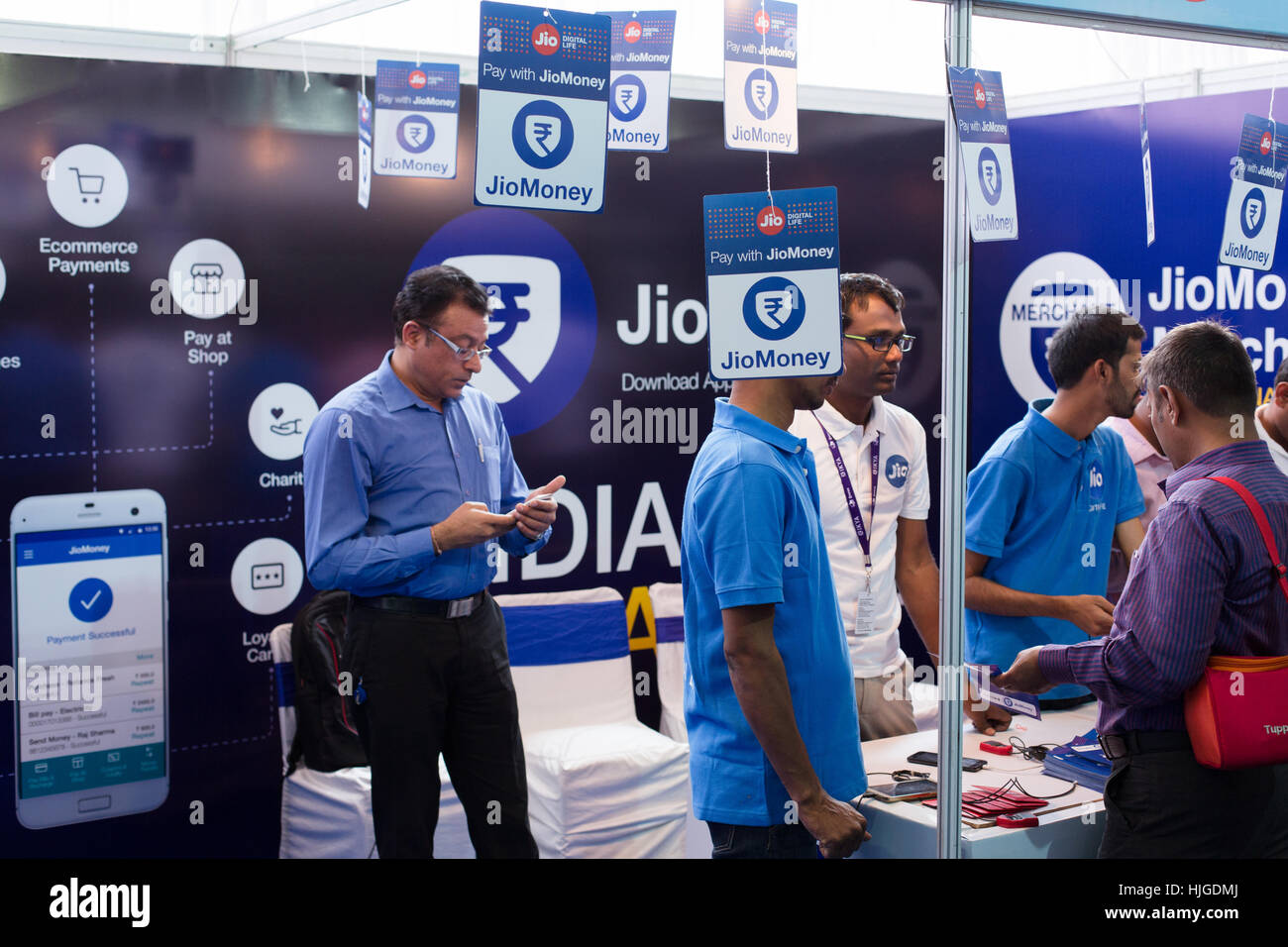 HYDERABAD, INDE - JANVIER 19,2017 Visiteurs à JioMoney décroche à Digi Dhan Mela à la Plaza à Hyderabad.Les deux jours mela est une initiative conjointe Banque D'Images