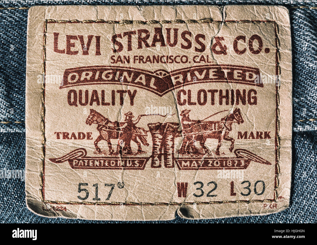 Étiquette en cuir LEVI'S jeans bleu sur le Photo Stock - Alamy