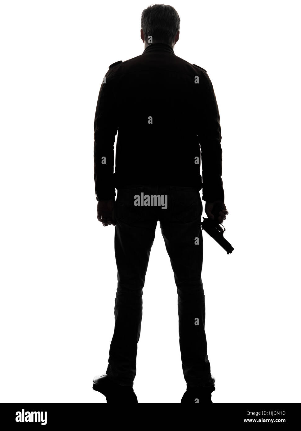 Un homme policier tueur holding gun silhouette vue arrière studio fond blanc Banque D'Images