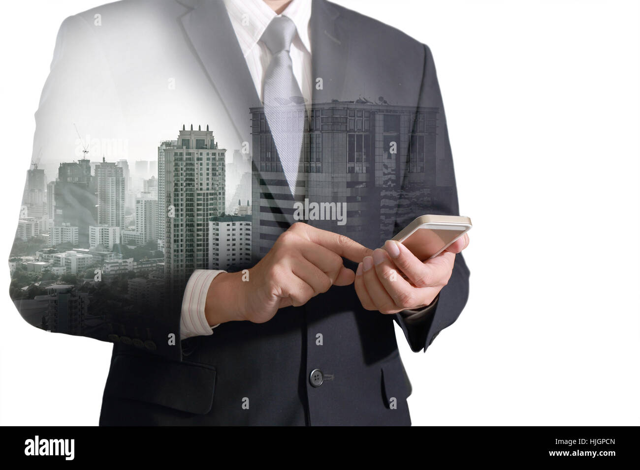 Double exposition de ville et homme d'affaires, part d'un écran tactile smart phone comme concept d'entreprise. Banque D'Images