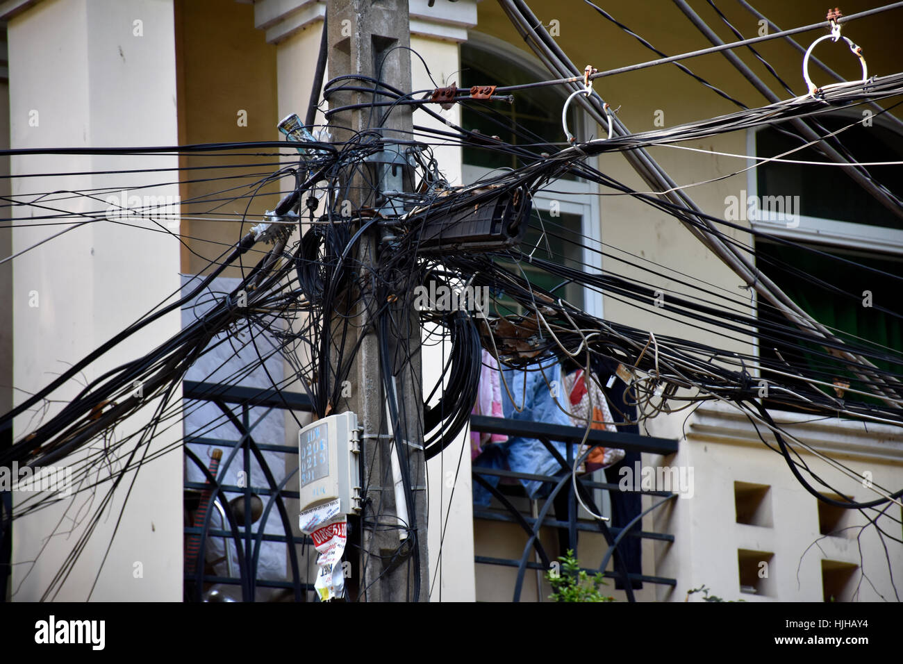 Emmêler les fils électriques dans les rues de Ho Chi Minh Ville, Vietnam Banque D'Images