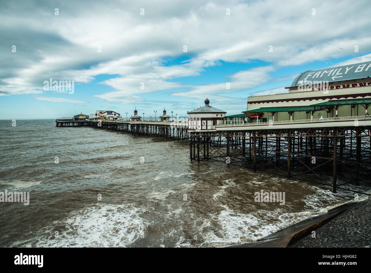 Vagues sous la jetée Blackpool England Ray Boswell Banque D'Images