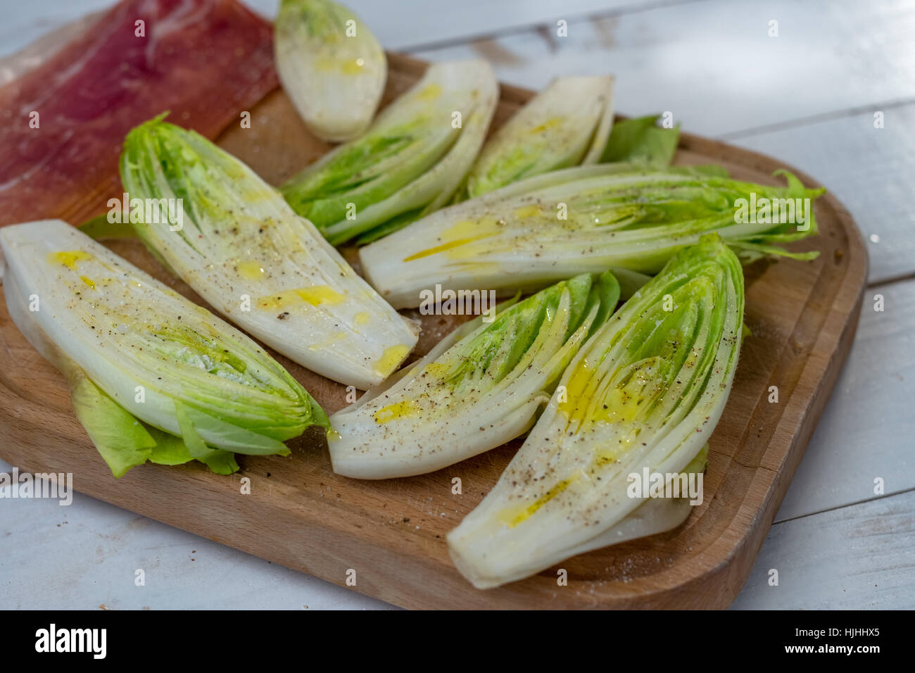 Salade de chicorée douce sur table en bois rustique. Banque D'Images