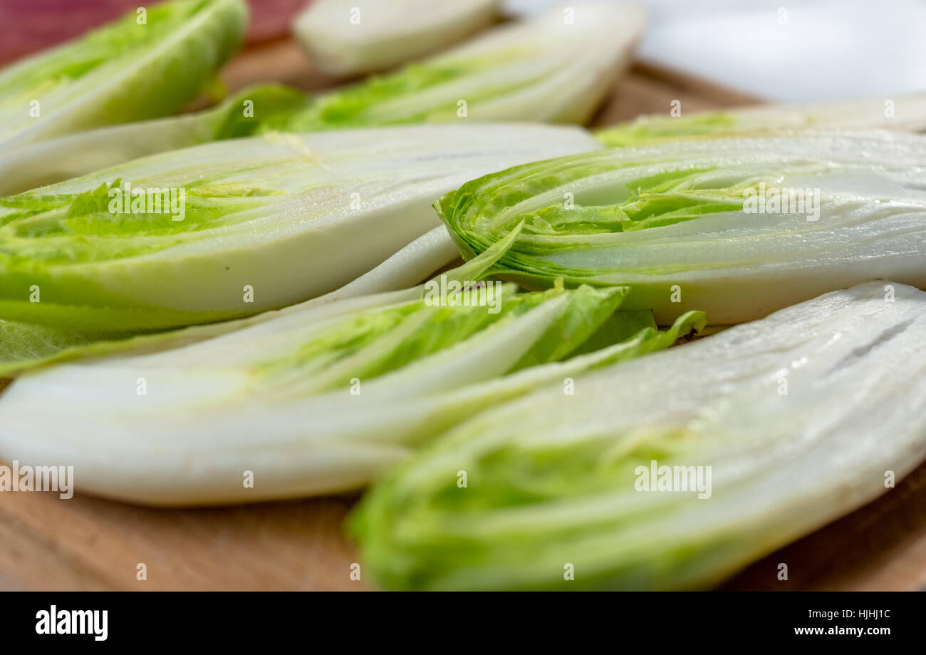 Salade de chicorée douce sur table en bois rustique. Banque D'Images