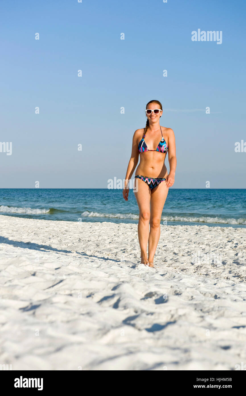 Femme, plage, mer, la plage, mer, bikini, sel, eau de mer, océan Photo  Stock - Alamy