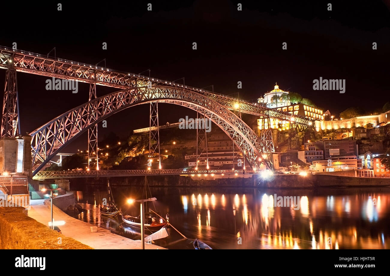 La vue de Porto remblai sur l'allumé en Vila Nova de Gaia avec son fameux vin lodges, Luis Je bridge et le monastère de Serra do Pilar sur Banque D'Images