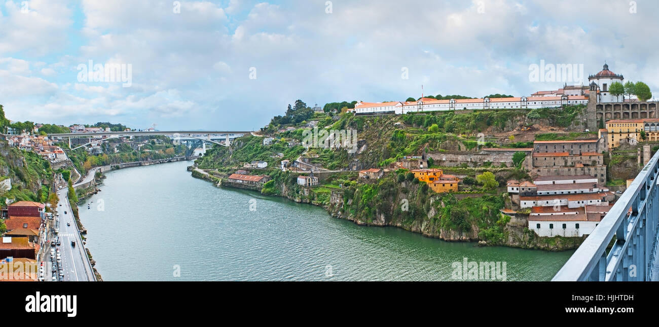La banque rocheuses de Vila Nova de Gaia occupés avec wine lodges et surmontée avec le Monastère de Serra do Pilar, le Portugal. Banque D'Images