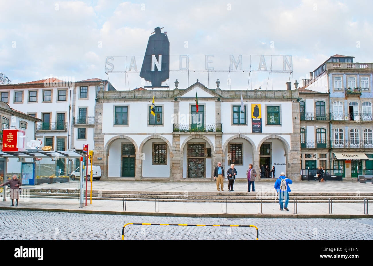 PORTO, PORTUGAL - 30 avril 2012 : le célèbre vin Sandeman Lodge, situé sur le quai de la rivière Douro et offre aux touristes de visiter son musée, des caves un Banque D'Images
