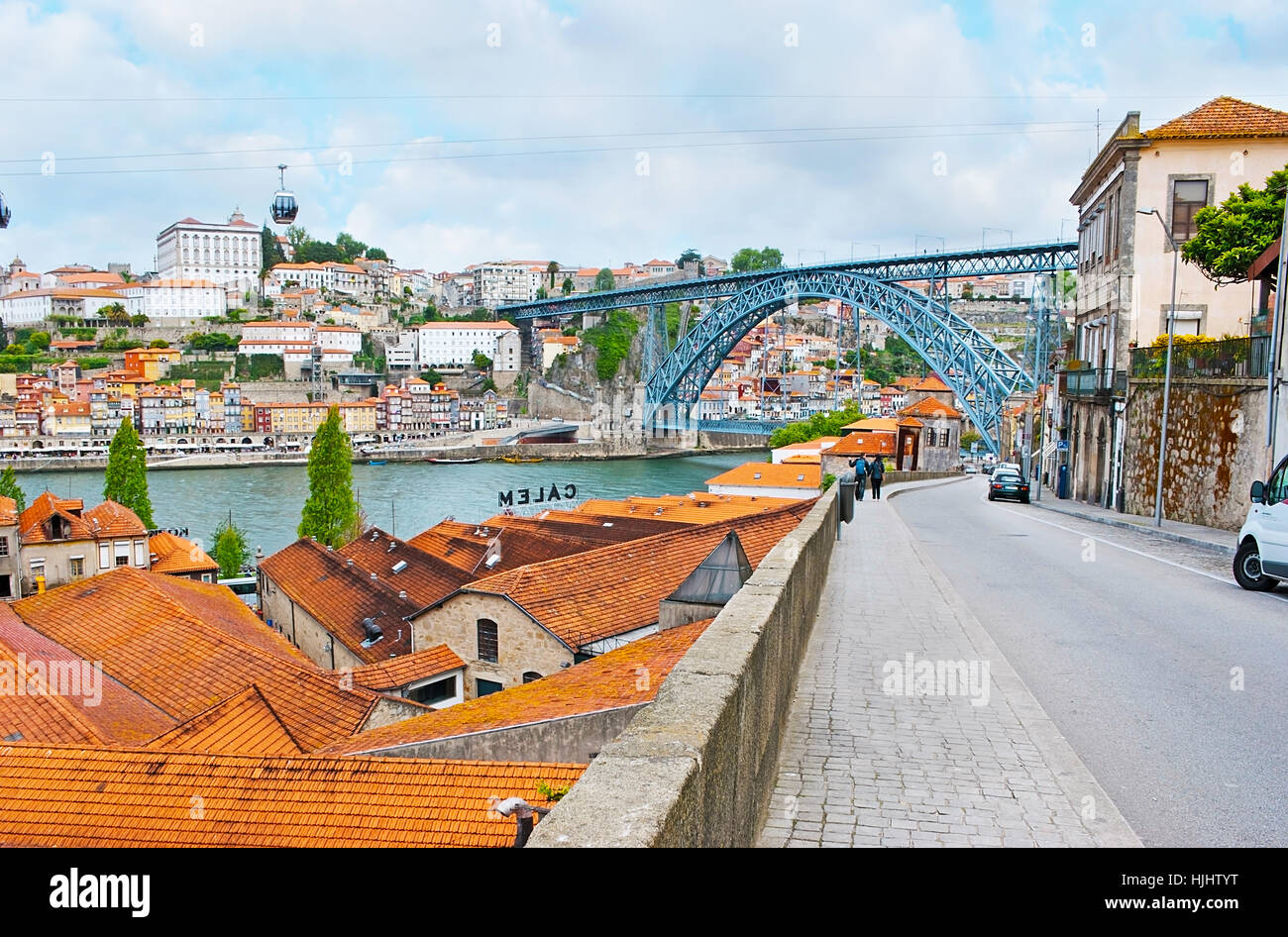 PORTO, PORTUGAL - 30 avril 2012 : l'rwalk le long de la rue vallonnée à Vila Nova de Gaia avec vue sur les toits de vin lodges, téléphériques, Pont Luis I Banque D'Images