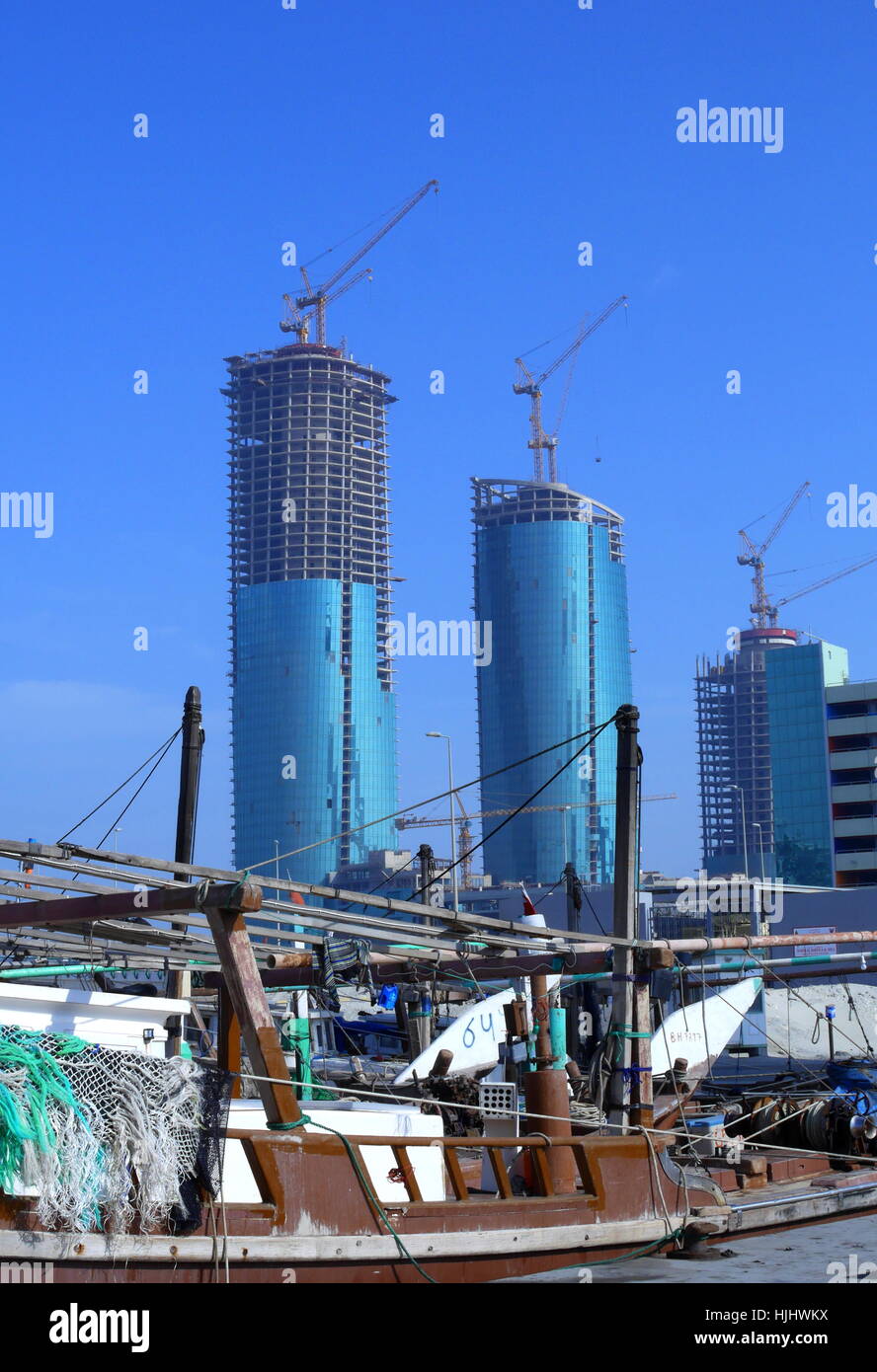 Villamar tours tours d'habitation, une partie du projet du port de pêche, avec en face les dhows, Bahreïn Banque D'Images