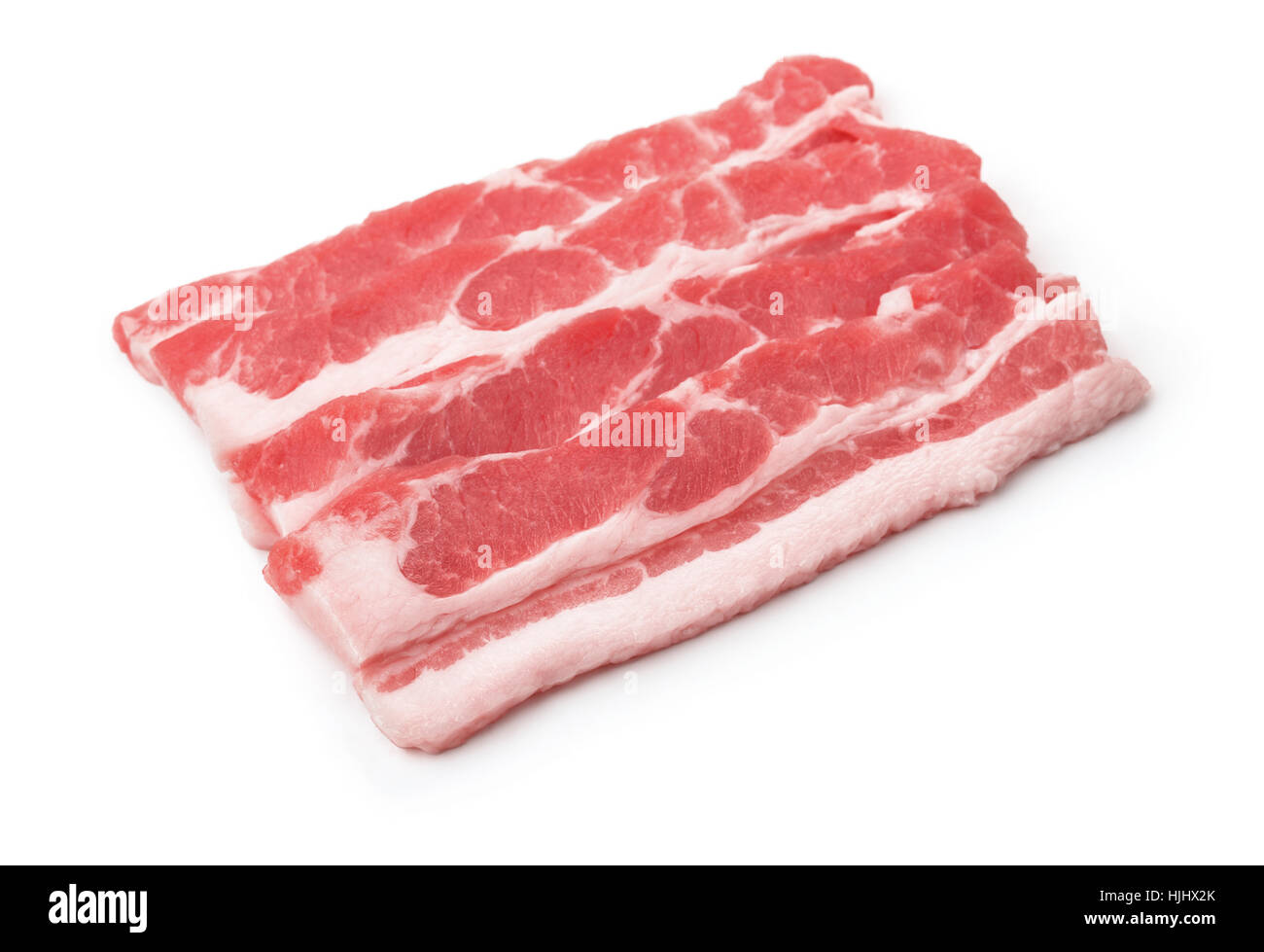 Les tranches de bacon cru isolated on white Banque D'Images