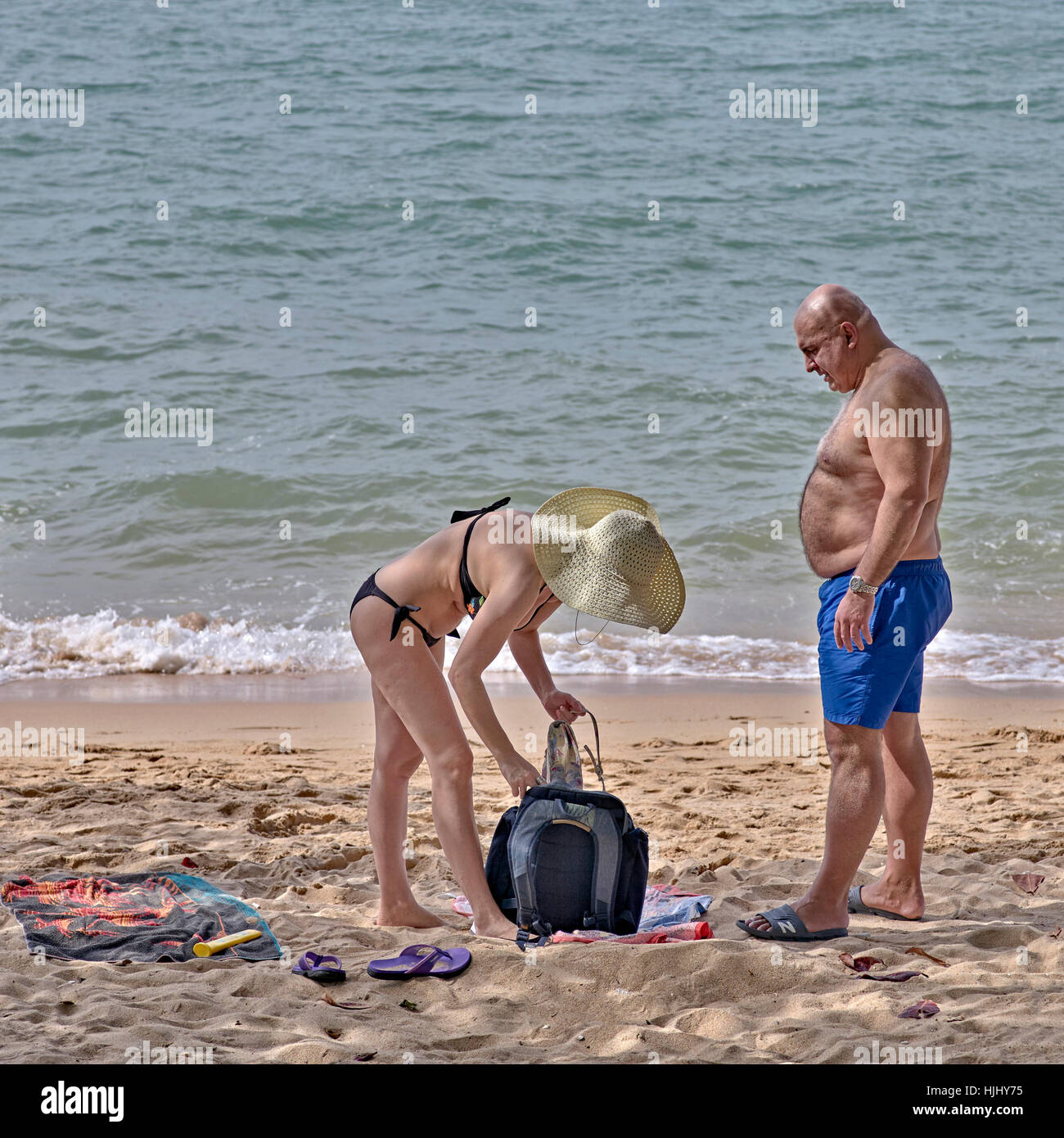 Vacances mari et femme sur une plage tropicale. Plage de Pattaya, Thaïlande, Asie du Sud-est Banque D'Images