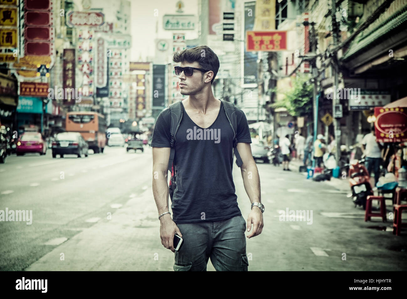 Beau jeune homme marchant dans Bangkok, Thaïlande Banque D'Images