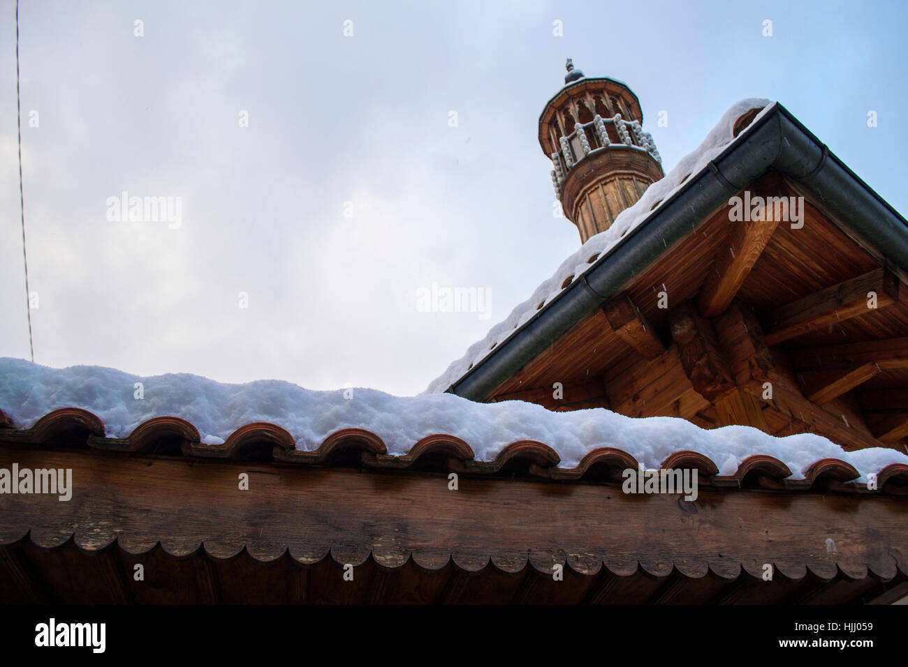 Mosquée en bois recouvert de neige Banque D'Images