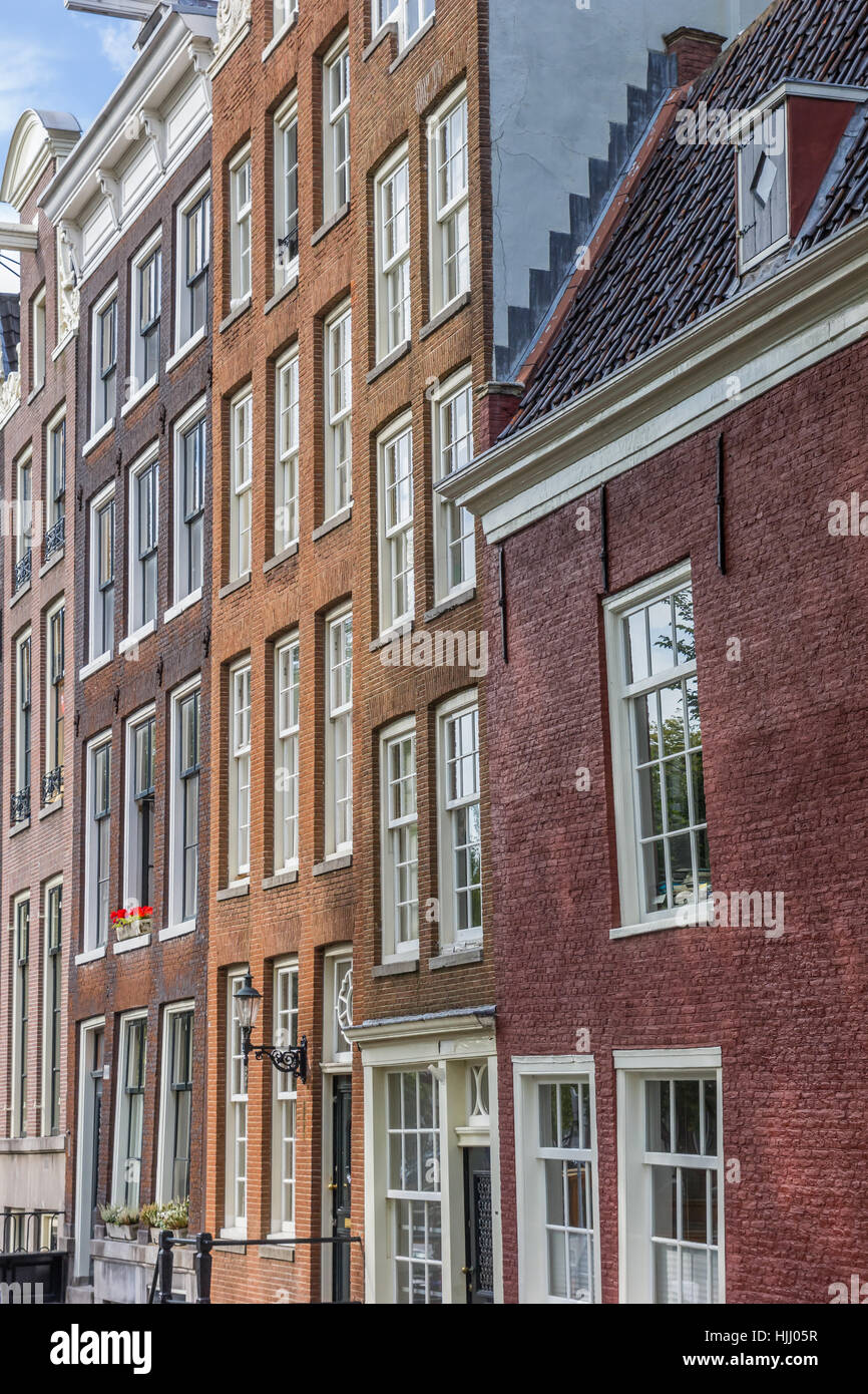 Des maisons de brique dans le centre historique d'Amsterdam, Hollande Banque D'Images