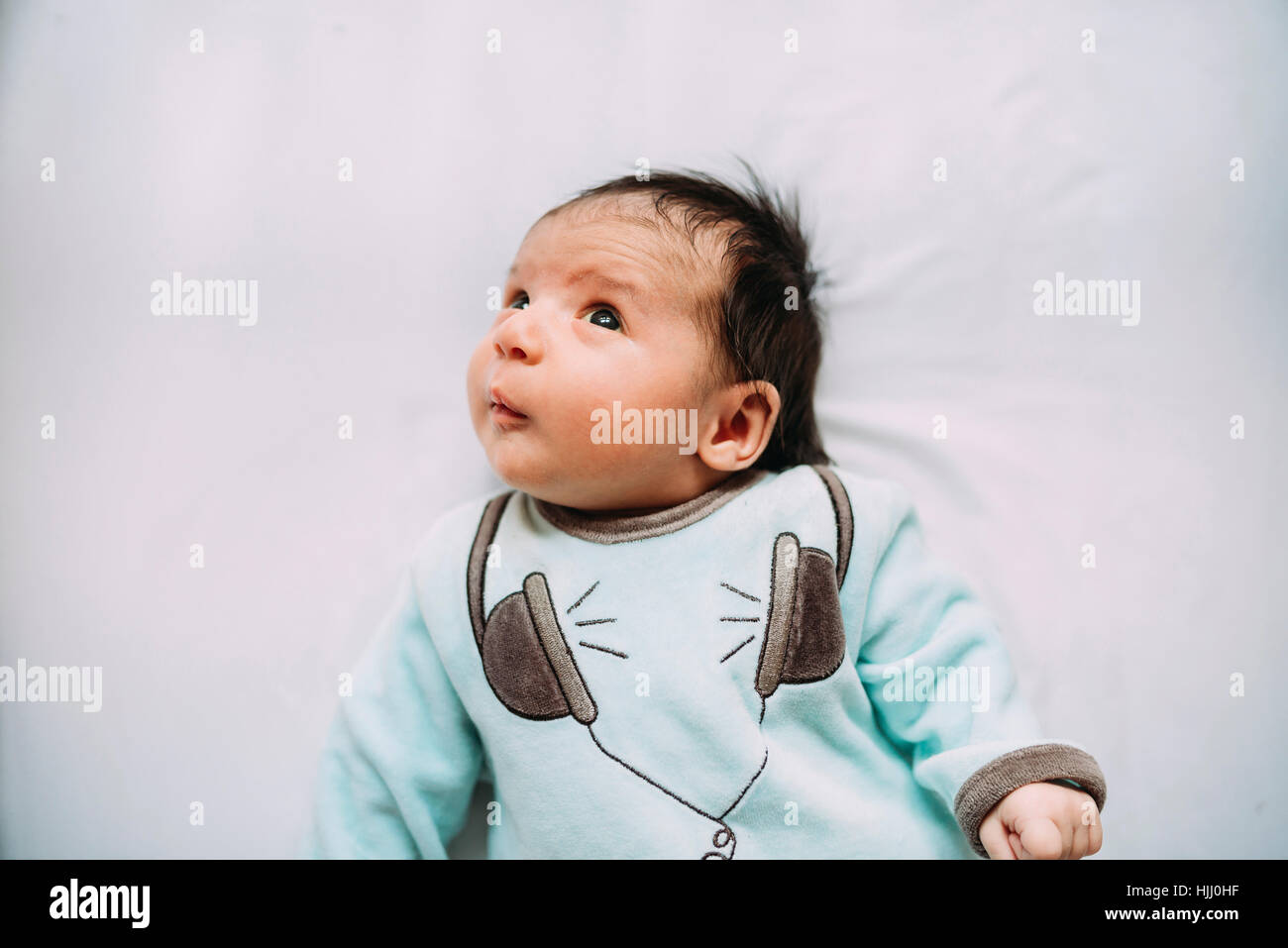 Newborn baby girl lying on bed Banque D'Images