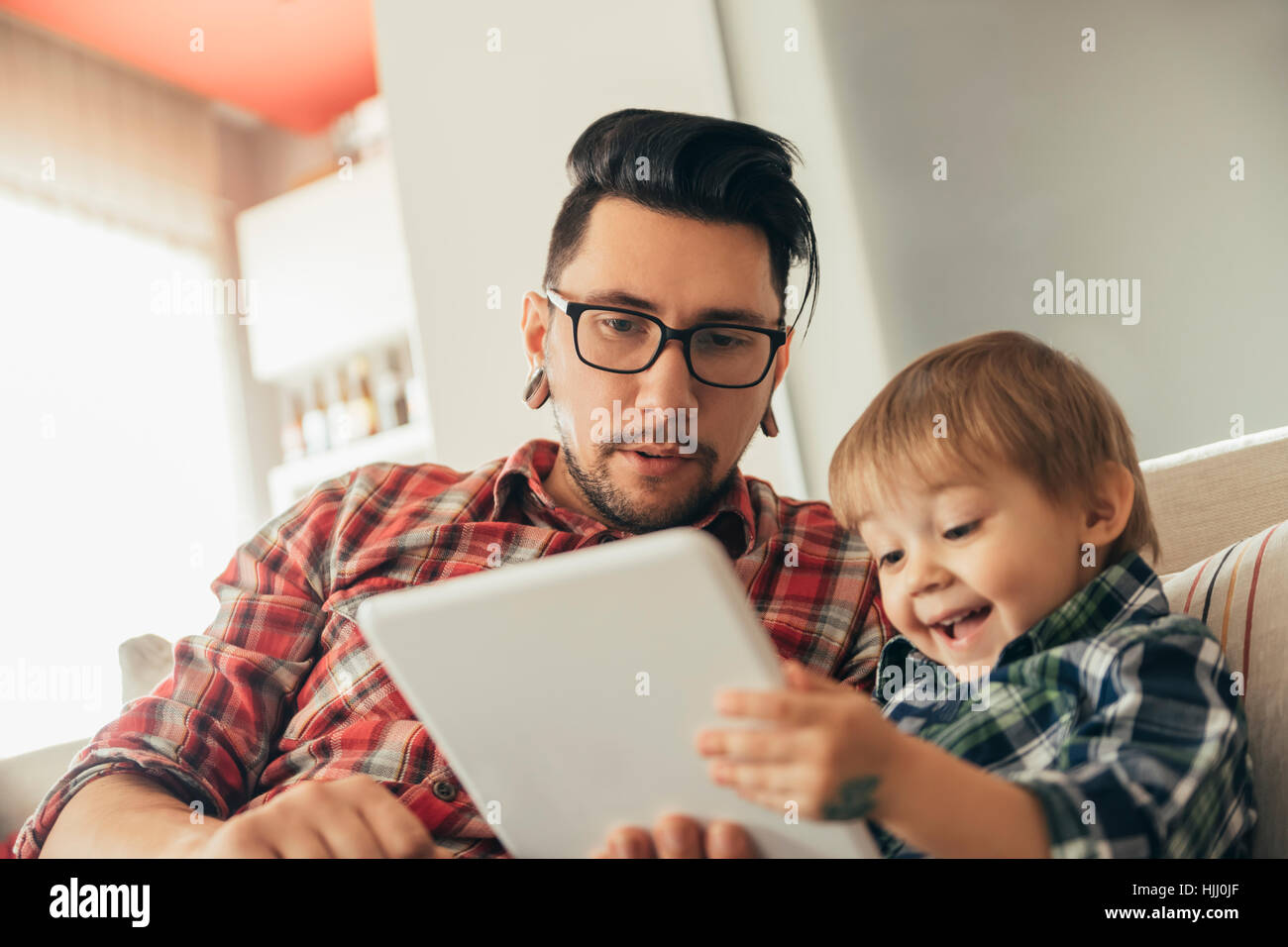 Le père et son fils à l'aide de tablet Banque D'Images