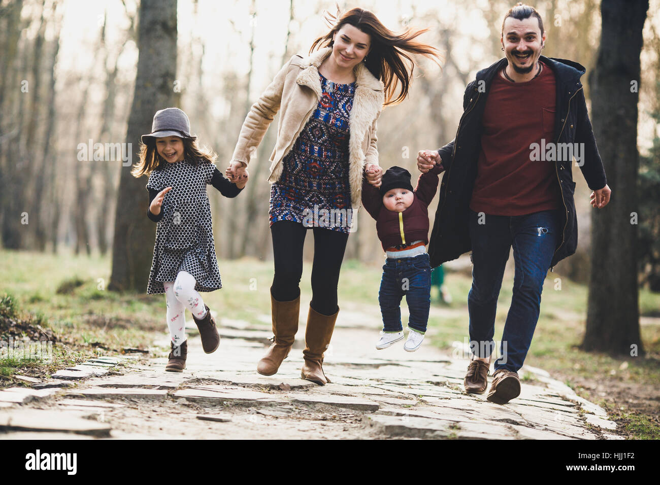 Happy Family walking in the autumn park Banque D'Images