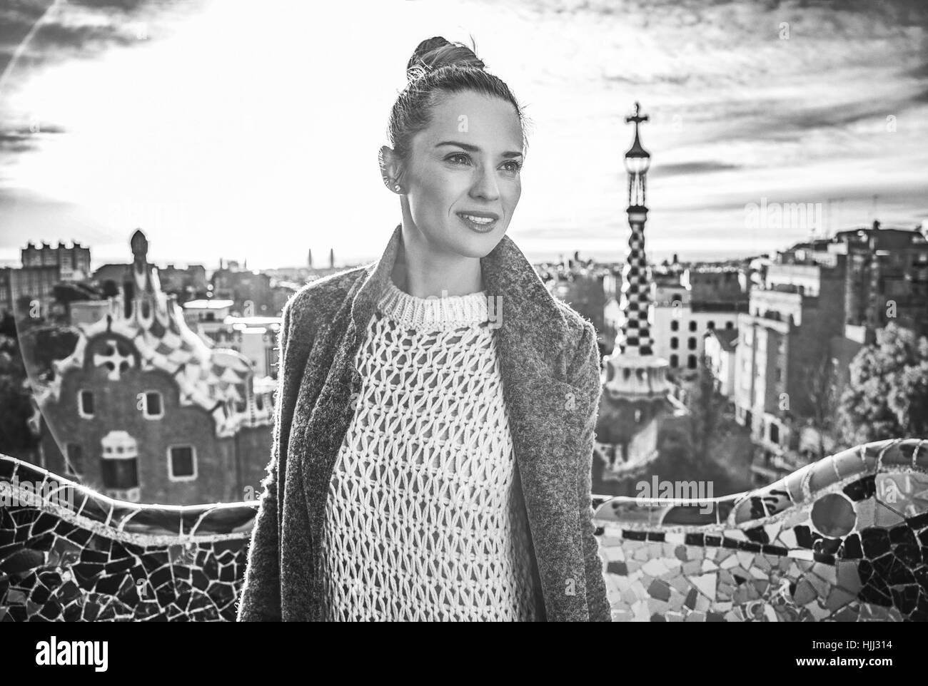 Style signature de Barcelone. Jeune femme manteau en tourisme à Barcelone, Espagne Recherche dans la distance Banque D'Images