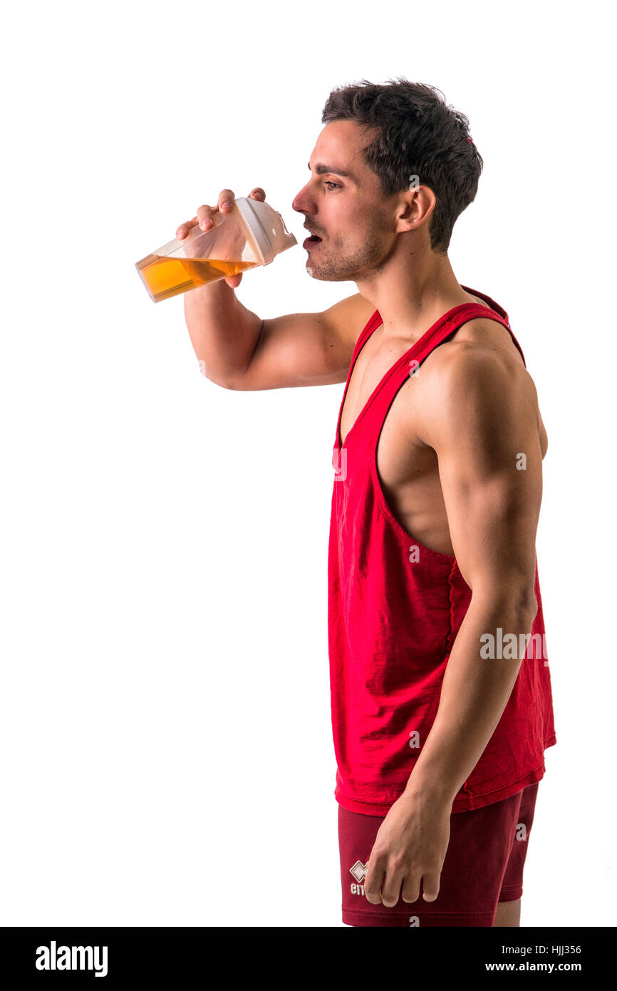 Beau Jeune homme tenant une bouteille de boissons protéinées Banque D'Images