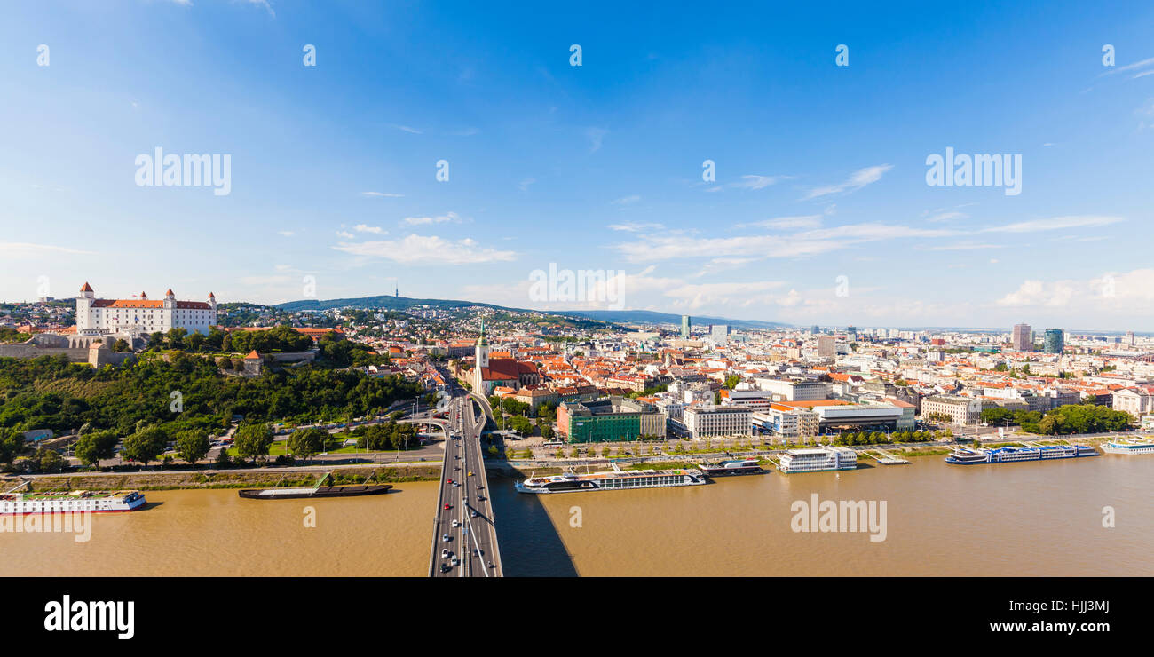 La Slovaquie, Bratislava, paysage urbain avec les bateaux de croisière sur le Danube Banque D'Images