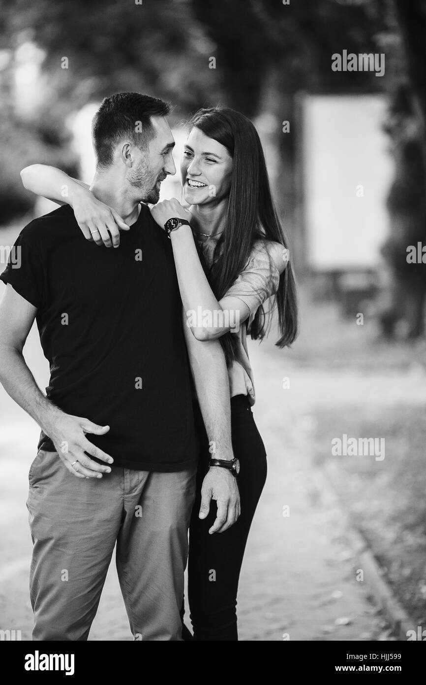 Jeune homme et femme dans le parc Banque D'Images