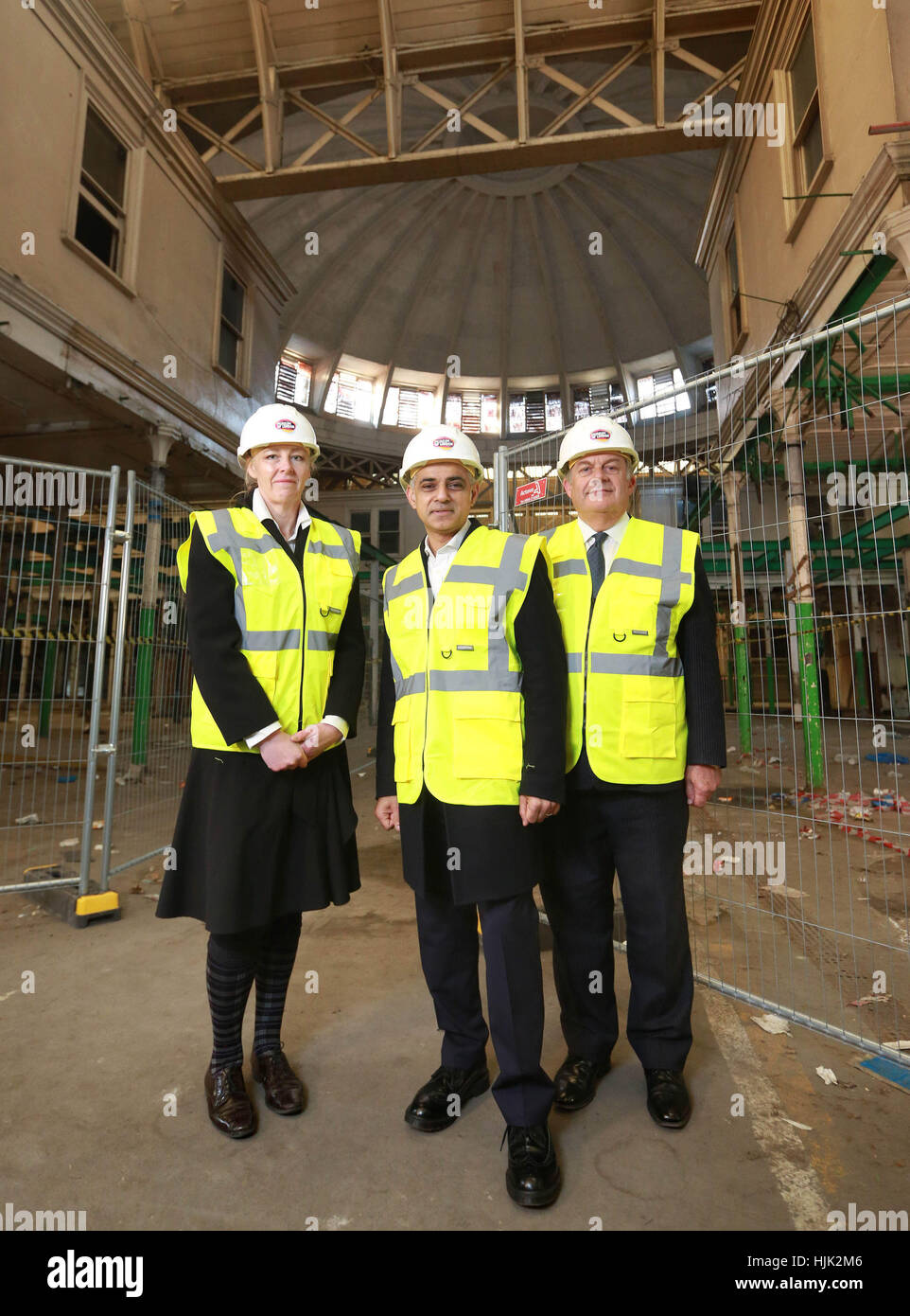 (De gauche à droite) Sharon Ament, directrice du Musée de Londres, maire de Londres Sadiq Khan et Mark Boleat, président du Comité des politiques et des ressources de la City of London Corporation, visitent Smithfield General Market. Les projets de création d'un nouveau musée de Londres à West Smithfield ont reçu un coup de pouce majeur grâce au soutien de la City of London Corporation et du maire, qui ont promis respectivement 110 millions et 70 millions de livres sterling. Banque D'Images