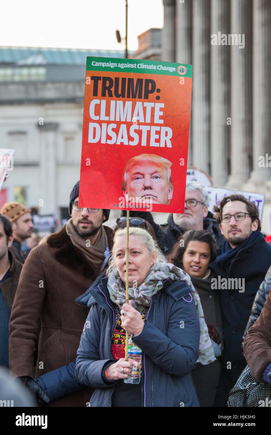 Femme bannière contre l'emporter sur les choix. Des milliers de personnes participent à la manifestation politique contre le président des États-Unis Banque D'Images