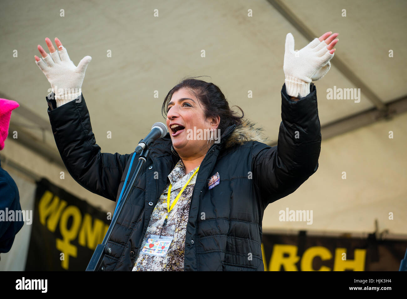 La comédienne Sajeela Kershi s'exprimant lors de la Marche des femmes / rassemblement anti Donald Trump, dans le centre de Londres, dans le cadre d'une journée internationale de solidarité. Banque D'Images