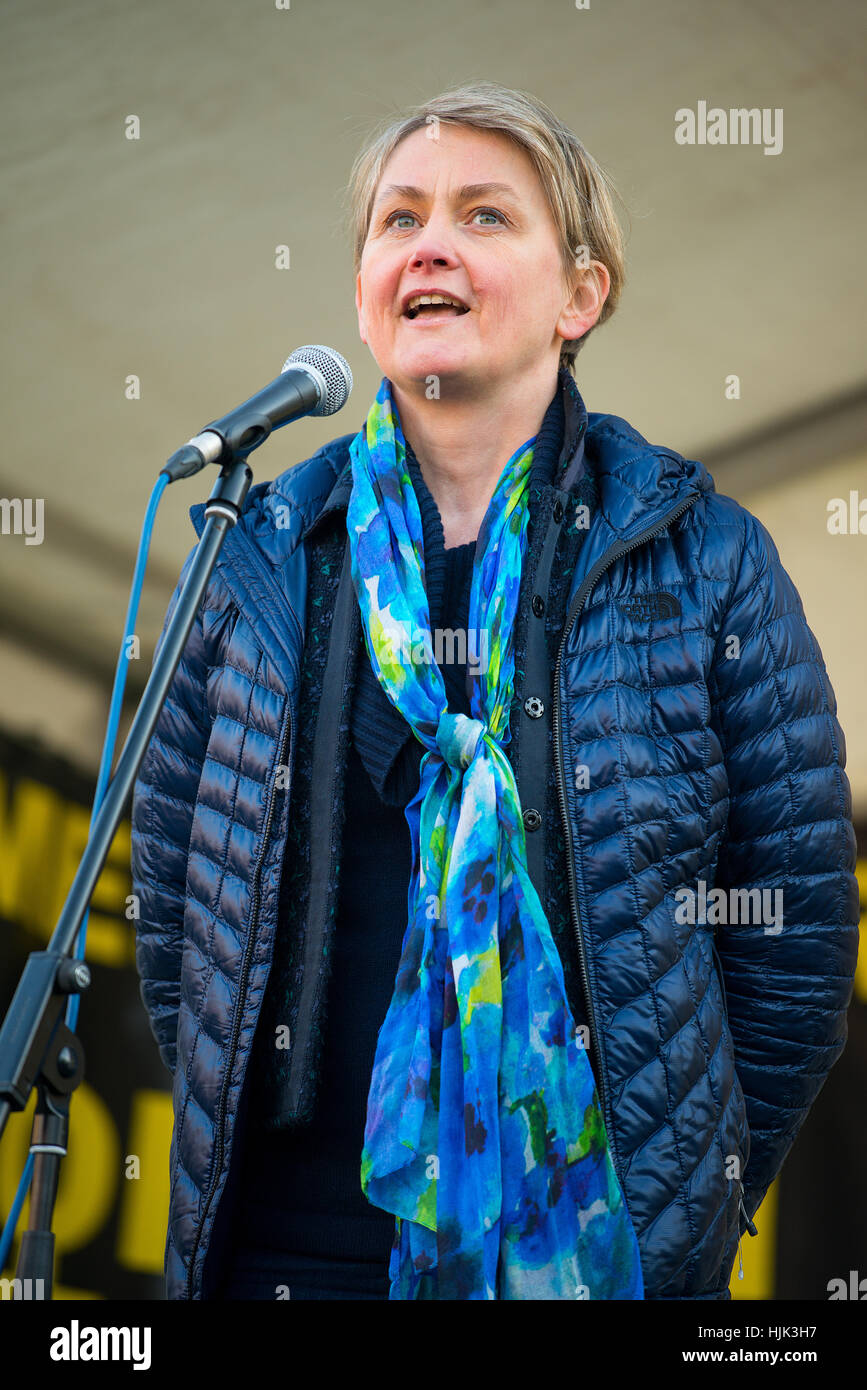 Yvette Cooper MP s'exprimant lors de la Marche des femmes / anti Donald Trump rally,Londres, dans le cadre d'une journée internationale de solidarité. Banque D'Images