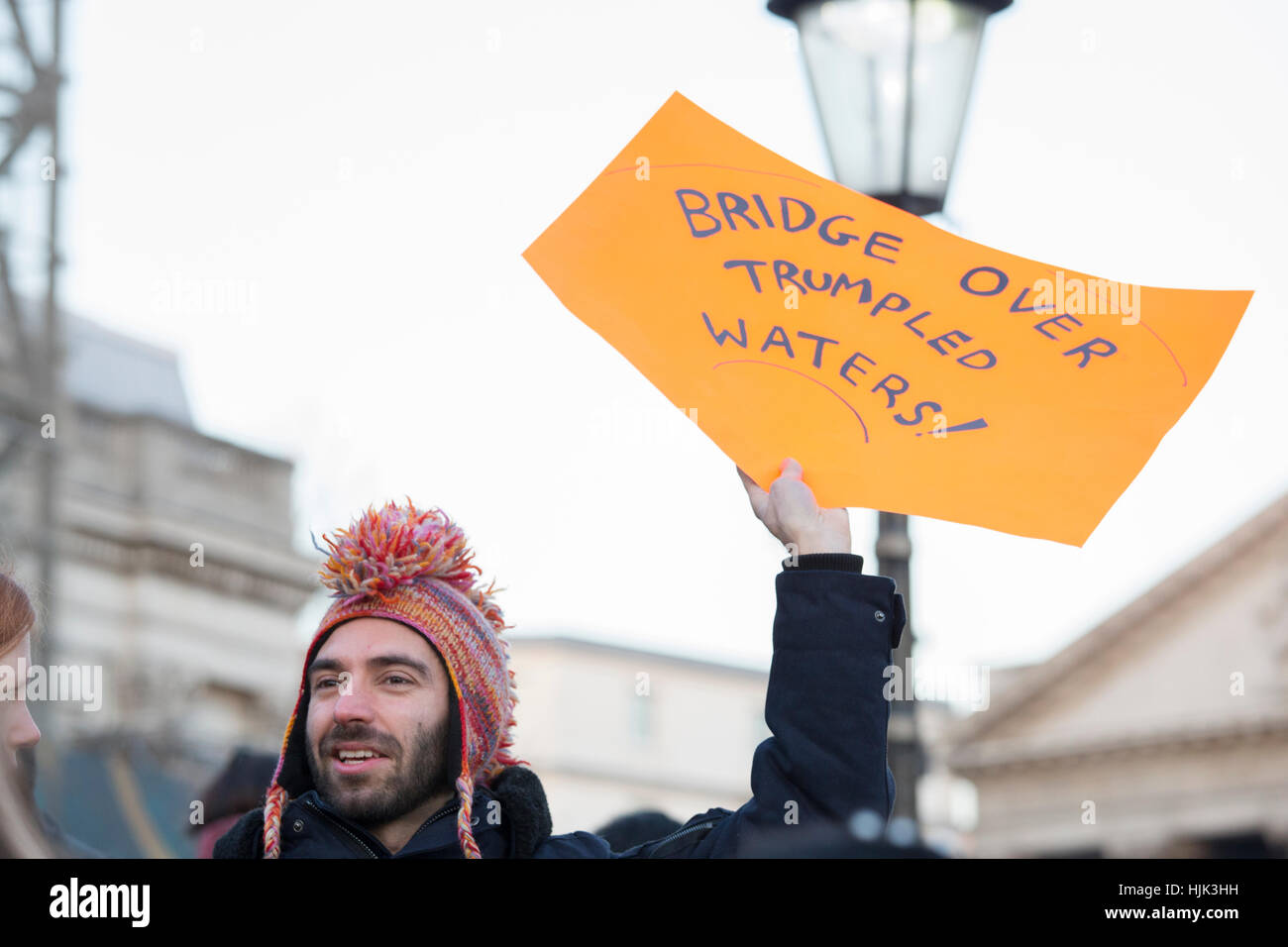 Vague de l'homme une bannière au cours de la lutte contre l'emporter sur la marche des femmes qui a lieu à Londres, au Royaume-Uni. Banque D'Images