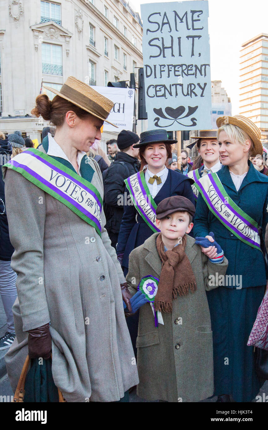 Dans les vêtements des suffragettes au cours de la lutte contre- Trump mars à Londres. Banque D'Images