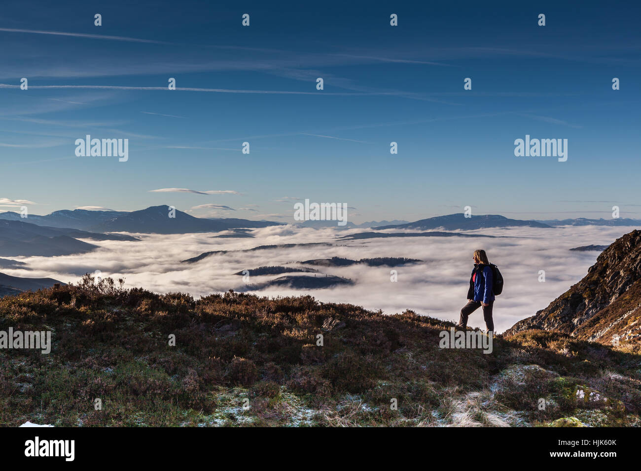 Un walker prend dans la vue sur la montagne de Ben Vrackie près de Pitlochry, Perthshire, Écosse, Royaume-Uni Banque D'Images