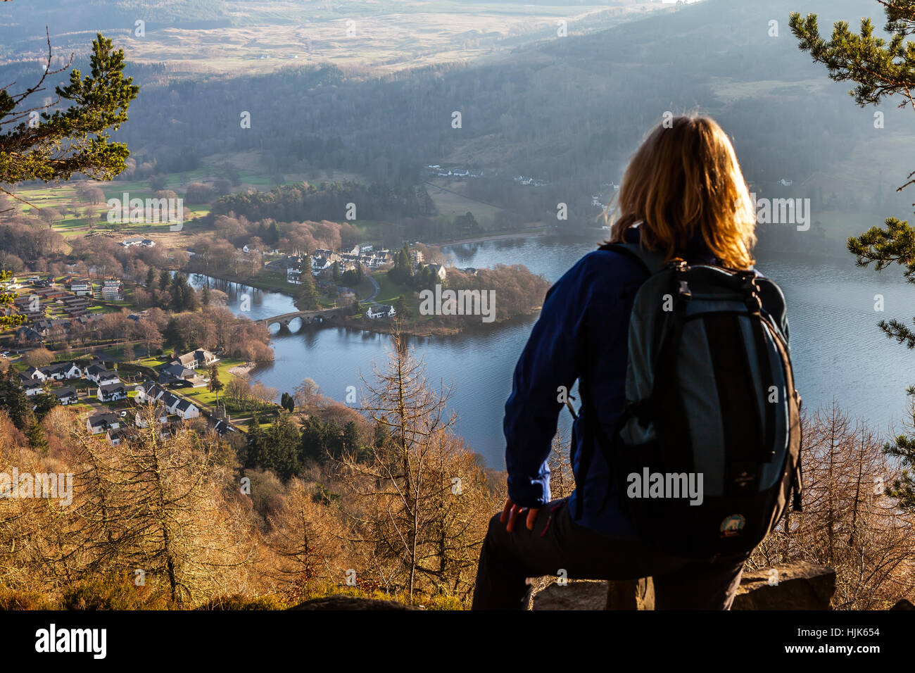 Un walker prend dans la vue au-dessus du village de Kenmore sur les rives du Loch Tay, Perthshire, Écosse, Royaume-Uni Banque D'Images