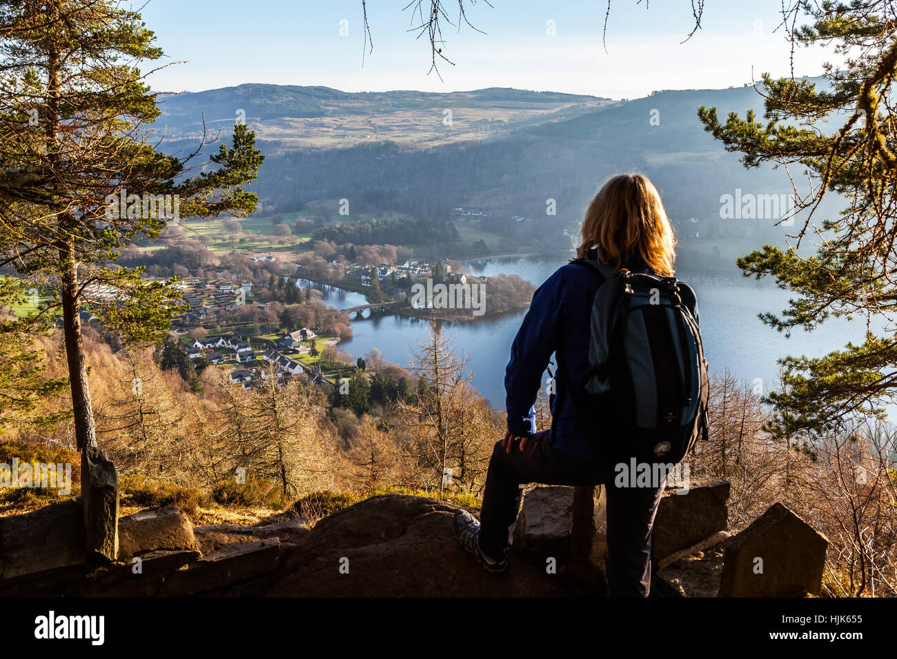 Un walker prend dans la vue au-dessus du village de Kenmore sur les rives du Loch Tay, Perthshire, Écosse, Royaume-Uni Banque D'Images