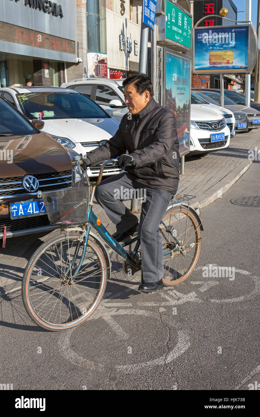 Cycliste à location lane, Yinchuan, Ningxia, Chine Banque D'Images