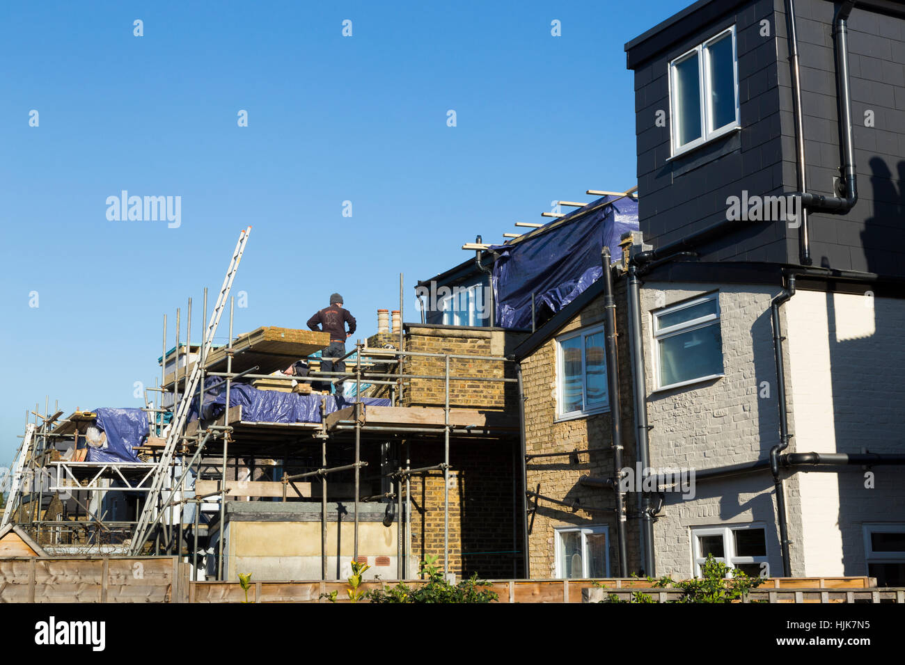 Un échafaudage pour deux nouvelles lucarnes dormas dormer / / / dortoir sur le toit / toiture de maison victorienne avec terrasse / maisons. UK Banque D'Images