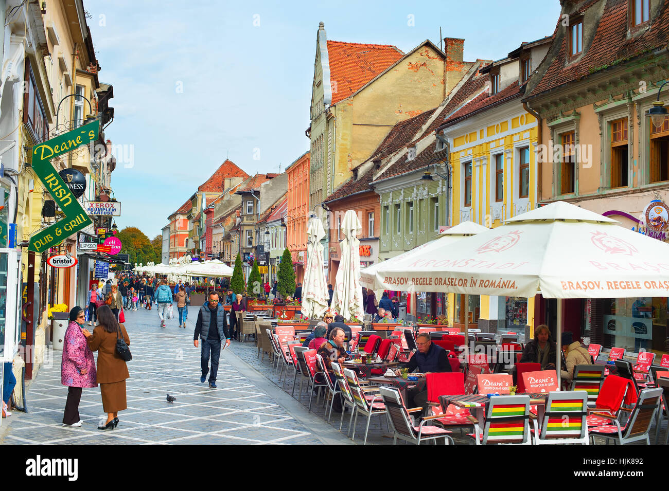 Les gens sur rue de la vieille ville de Brasov. Brasov est une ville de Roumanie et le centre administratif de Brasov Comté. Famou Banque D'Images