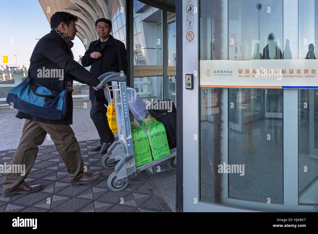 Les passagers et les bagages entrant Yinchuan Hedong Aéroport International, province de Ningxia, Chine Banque D'Images