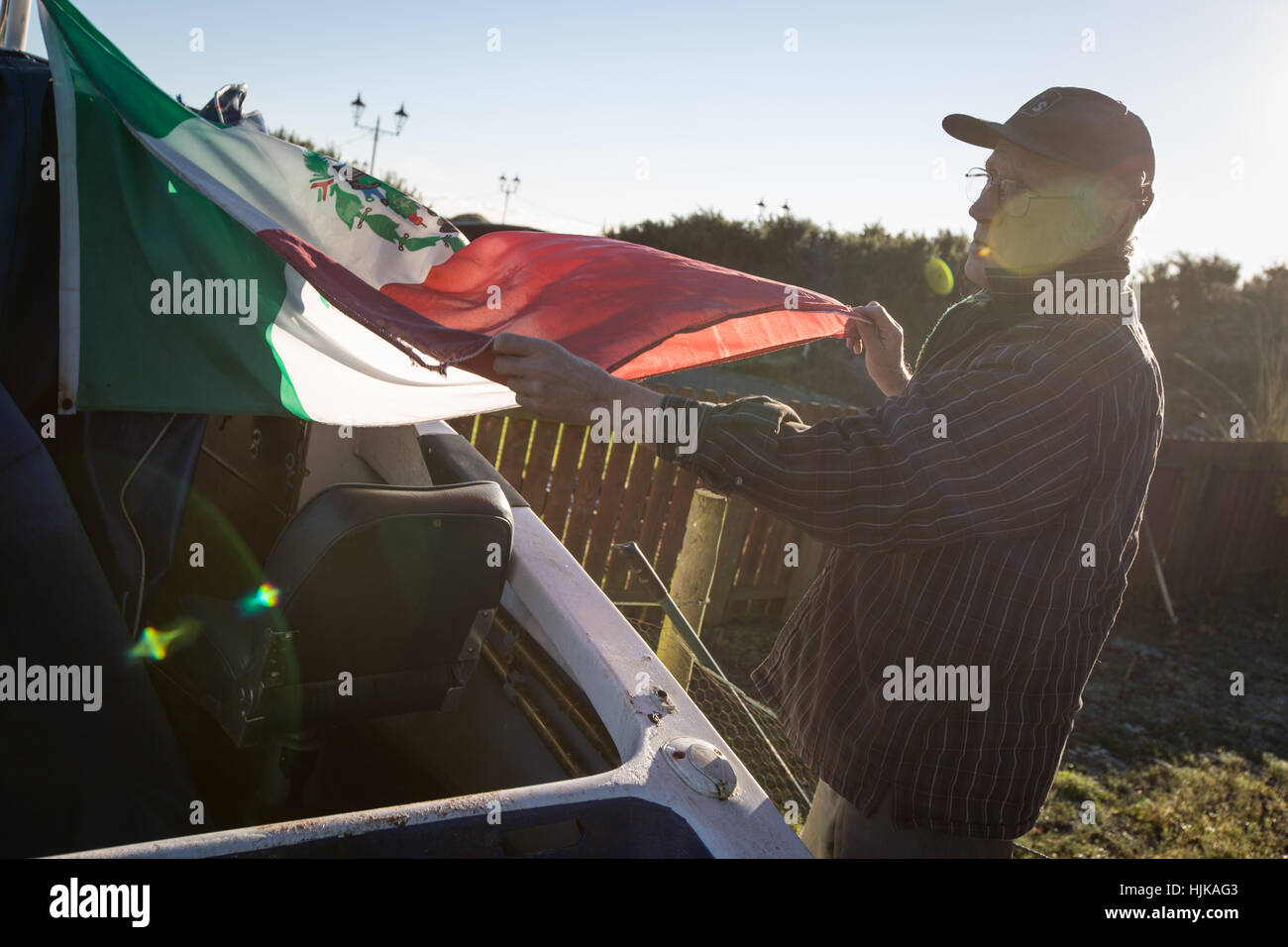 John et Susan Munro à leur domicile, qui a été gâché par la construction de bermes de terre autour de lui par l'entreprise, Donald Trump et arbres plantés, pour bloquer la vue de l'atout de Donald's golf. Le Munro's et d'autres voisins forme opposition au Président élu de l'atout de Donald Trump International Golf Course" qui a été construit au-dessus du site d'intérêt scientifique spécial désigné de dunes de sable de l'Balmedie, Ecosse, le 18 novembre 2016. Banque D'Images