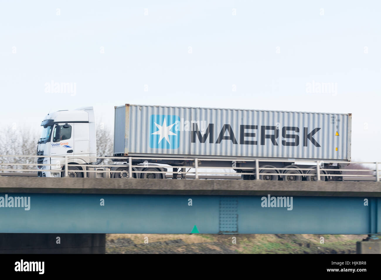 Maersk conteneur à l'arrière d'un camion sur autoroute britannique Banque D'Images