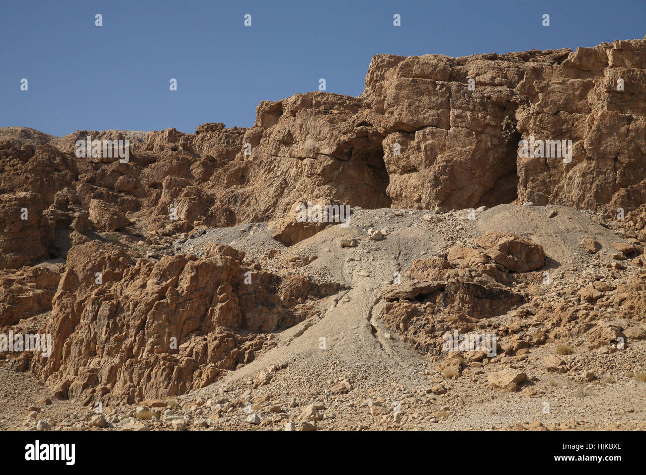 Qumrân, les Jumeaux grotte ou caverne de colonne dans le désert de Judée par la Mer Morte où Wendell Jones de l'Arc sacré perdu. Qumrân, Israël. Banque D'Images