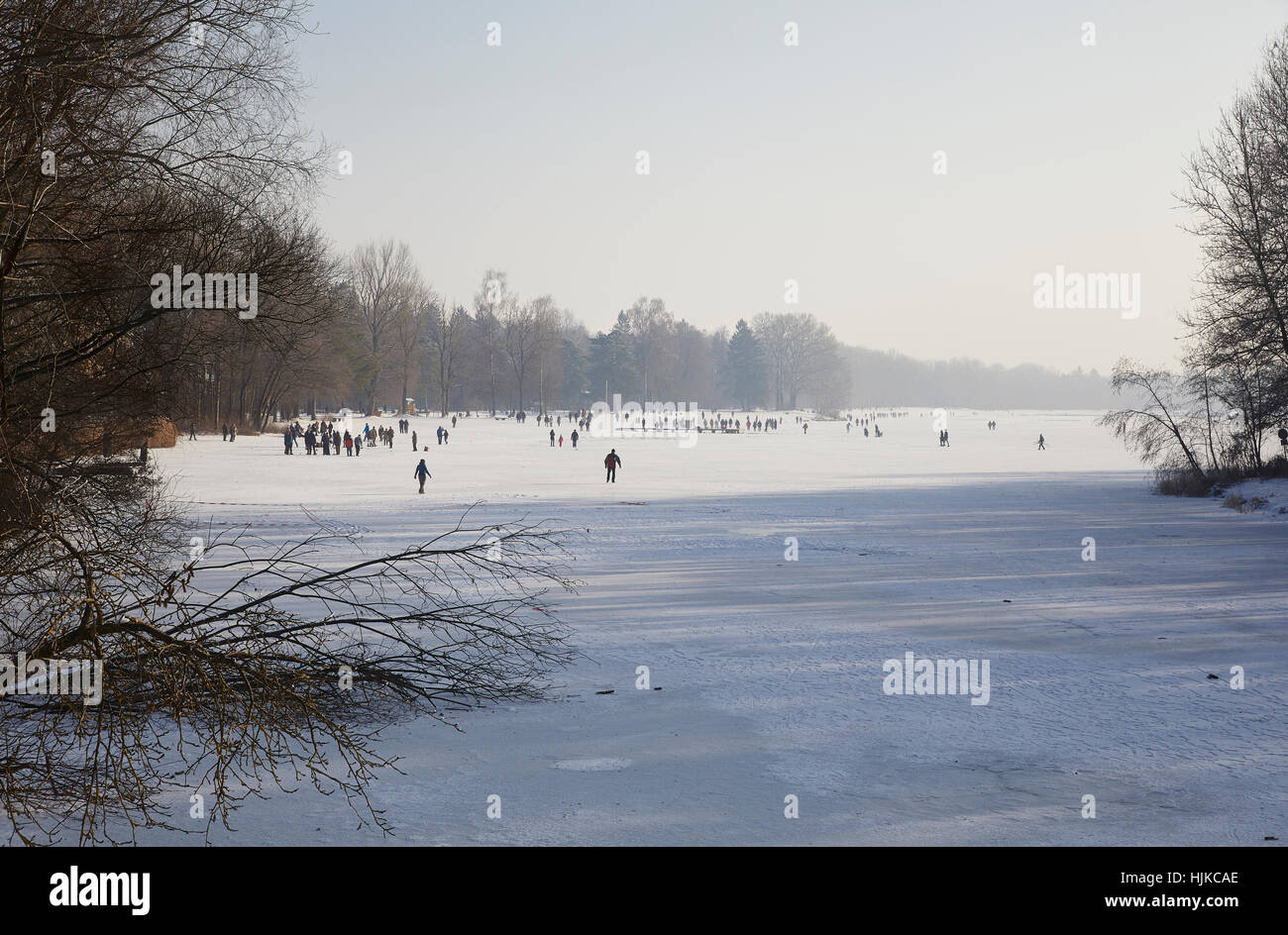 Les plaisirs de l'hiver de glace sur un lac gelé, Augsbourg, Bavière, Allemagne, Banque D'Images