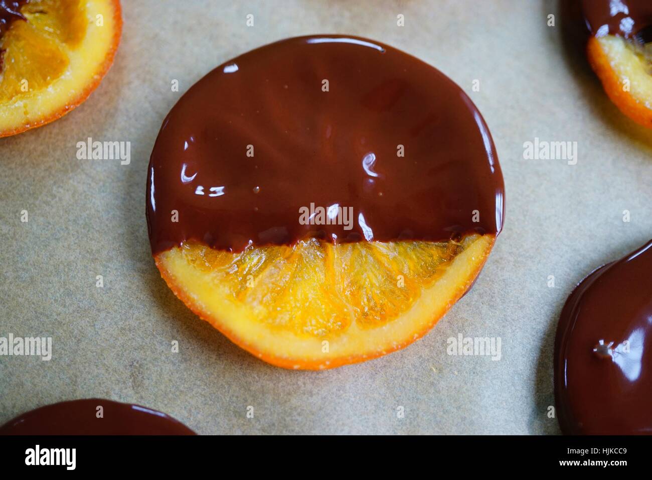 Savoir-faire à conserver: Tranches d'orange confites trempées dans le  chocolat noir