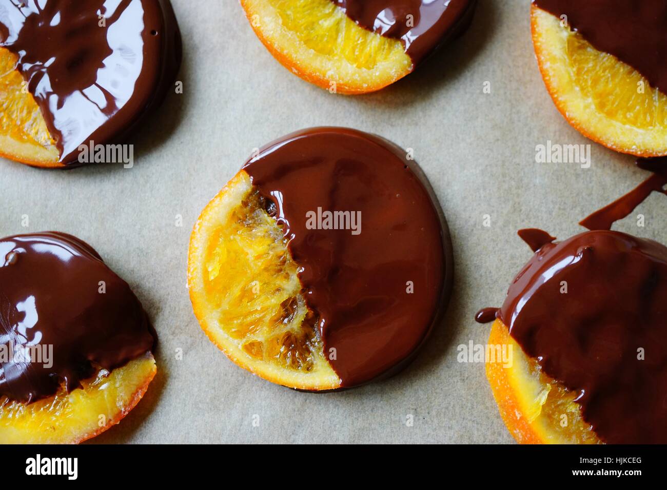 Faire des tranches d'orange confites trempées dans le chocolat noir Banque D'Images